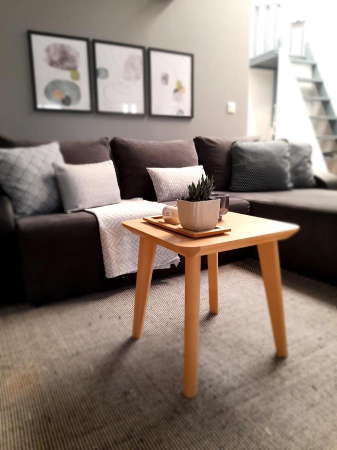 Apt22 Stylish Close Of Center *