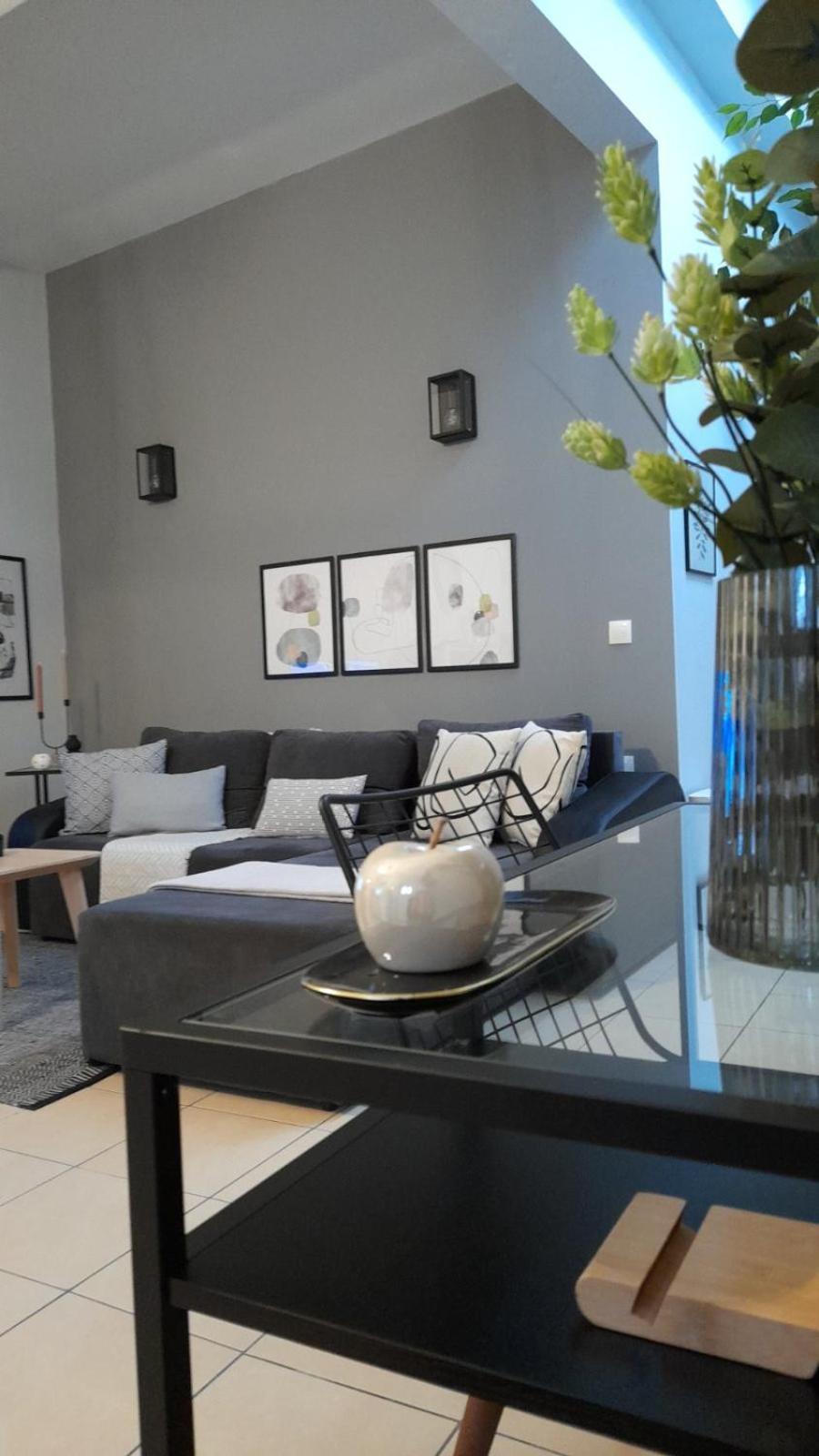 Apt22 Stylish Close Of Center