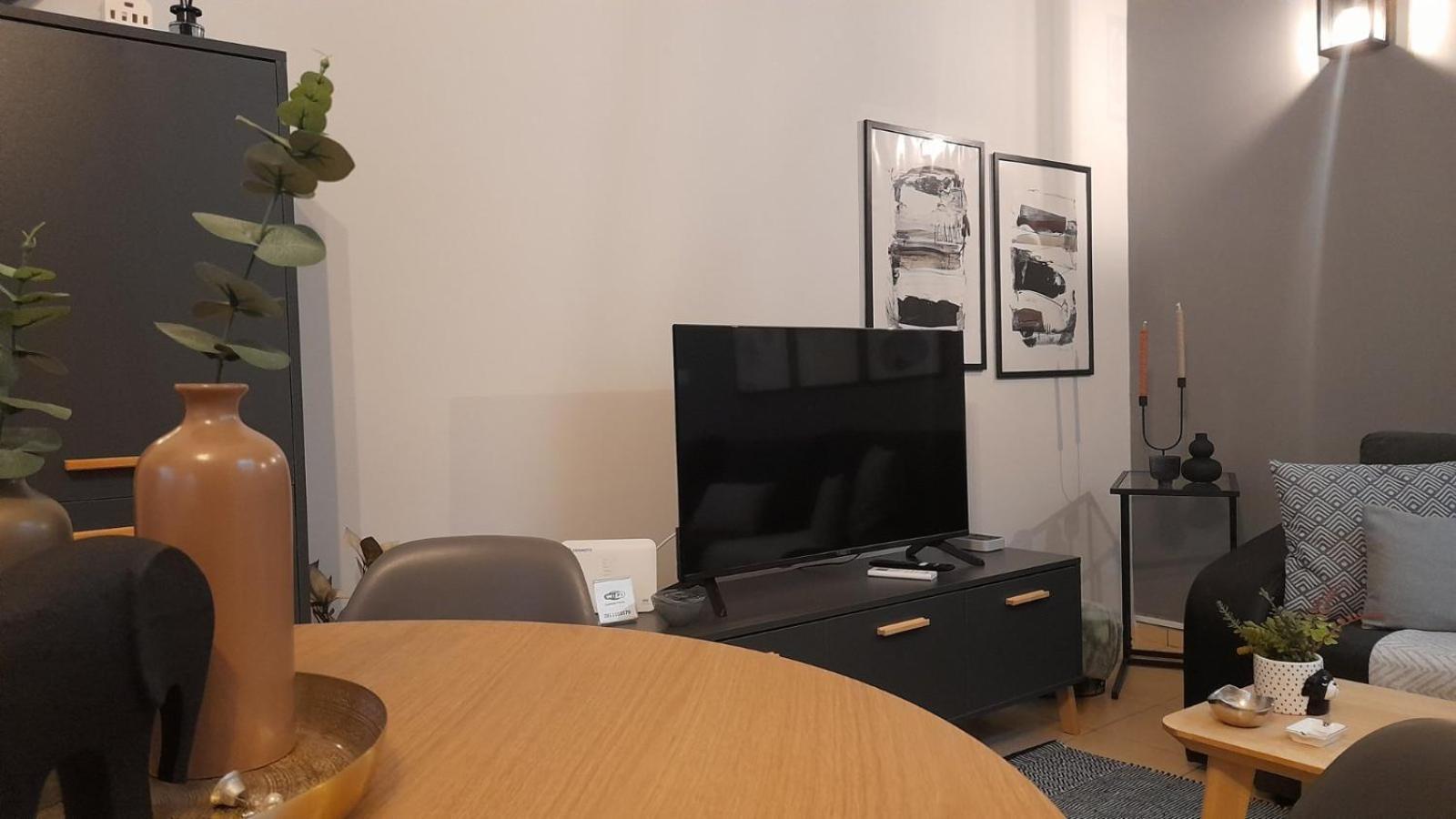 Apt22 Stylish Close Of Center Apartment *